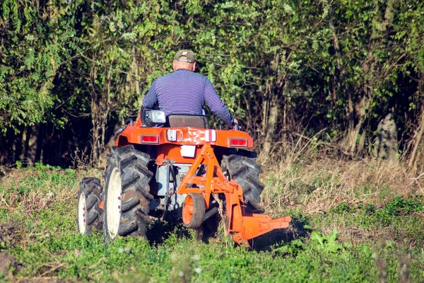 Traktorplogningsfält Förbereda Mark För Sådd Jordbruksarbete Inom Bearbetning Och Odling — Stockfoto