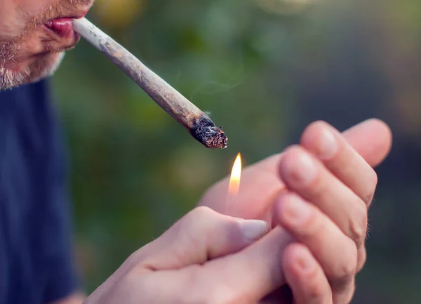 Uomo Fuma Una Canna Uso Medico Marijuana Legalizzazione Della Cannabis — Foto Stock
