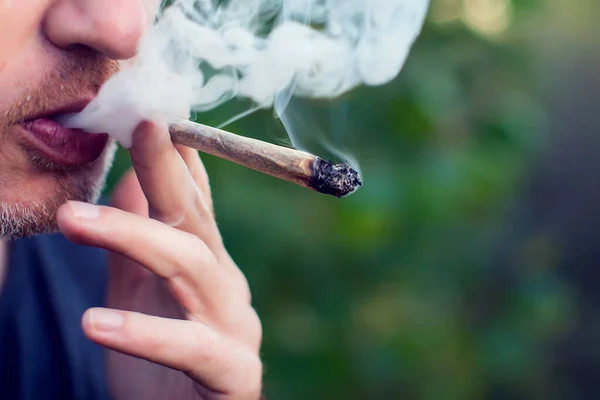 Uomo Fuma Una Canna Uso Medico Marijuana Legalizzazione Della Cannabis — Foto Stock