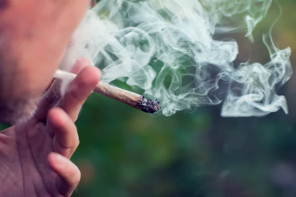 Uomo Fuma Una Canna Uso Medico Marijuana Legalizzazione Della Cannabis — Foto Stock