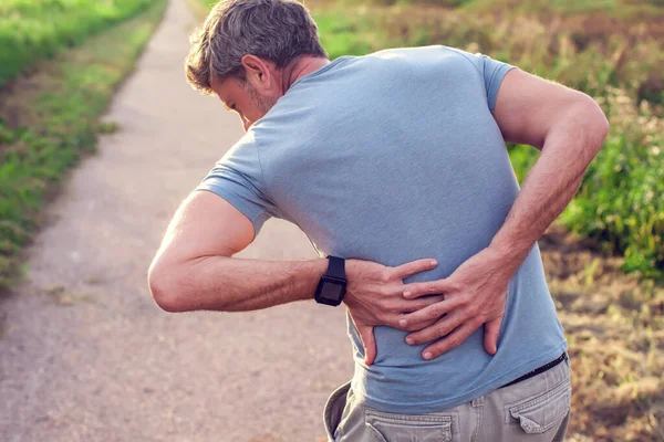 Menschen Gesundheitswesen Und Problemkonzept Ein Mann Der Unter Rücken Oder — Stockfoto