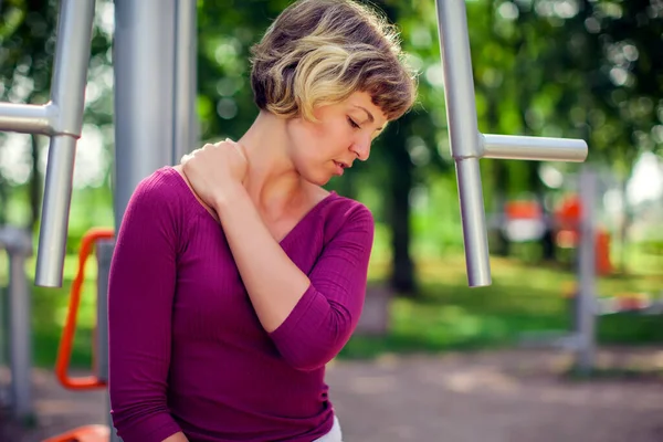 Wanita Muda Yang Tidak Bahagia Merasakan Sakit Lehernya Selama Latihan — Stok Foto