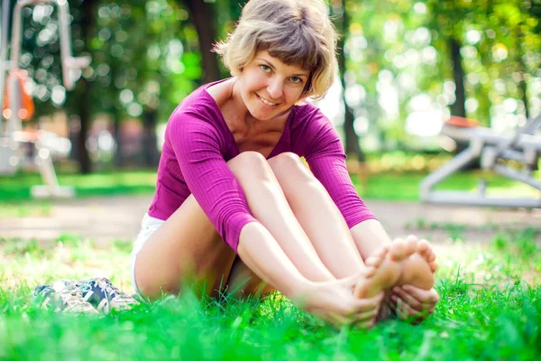 Wanita Muda Tersenyum Melakukan Pijat Setelah Latihan Taman Olahraga Obat — Stok Foto