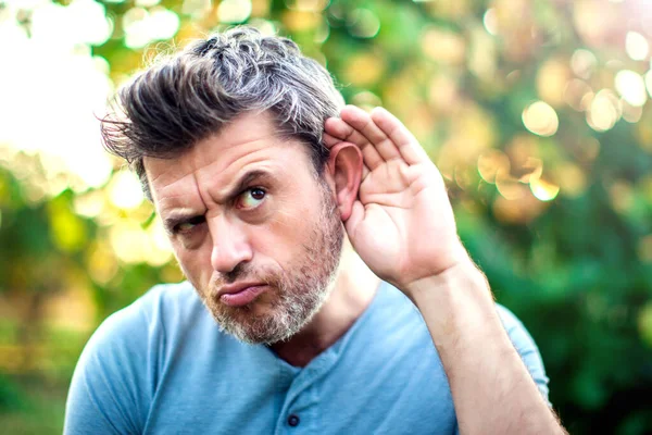 Listening Close Hombre Mano Oído Escuchar Para Sonido Tranquilo Prestar — Foto de Stock