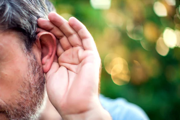 Listening Close Hombre Mano Oído Escuchar Para Sonido Tranquilo Prestar — Foto de Stock