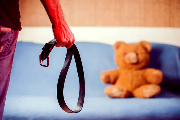 Ενδοοικογενειακή Βία Ανδρικό Χέρι Ζώνη Στο Φόντο Του Αρκούδου Παιχνιδιού — Φωτογραφία Αρχείου