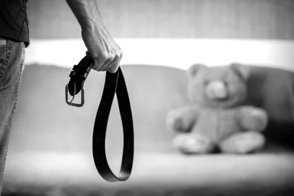 Violencia Doméstica Mano Masculina Con Cinturón Fondo Del Oso Juguete — Foto de Stock