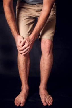 Adam diz ağrısını hisseder. Halk, sağlık ve tıp konsepti