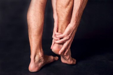 İnsan ayak ağrısını hisseder. Halk, sağlık ve tıp konsepti