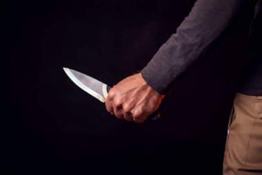 Adam bıçağı tutuyor. İnsanlar, aile içi şiddet, suç kavramı