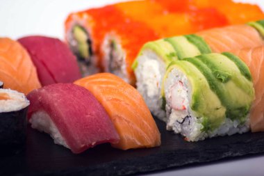 Restoranda servis edilen suşi rulolarının karışımı. Japon yemeği.