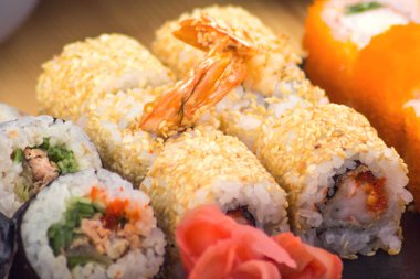 Restoranda servis edilen suşi rulolarının karışımı. Japon yemeği.