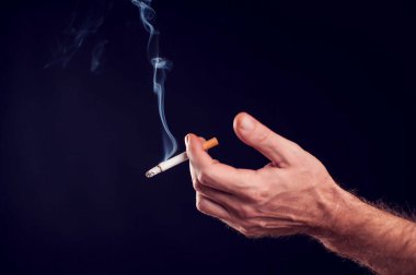 Siyah arka planda sigara. Sigara bağımlılığı konsepti