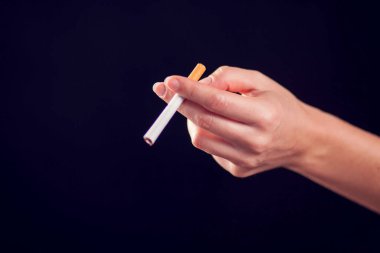 Siyah arka planda sigara. Sigara bağımlılığı konsepti