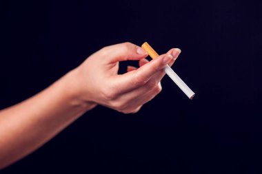 Siyah arka planda sigara. Sigara bağımlılığı konsepti