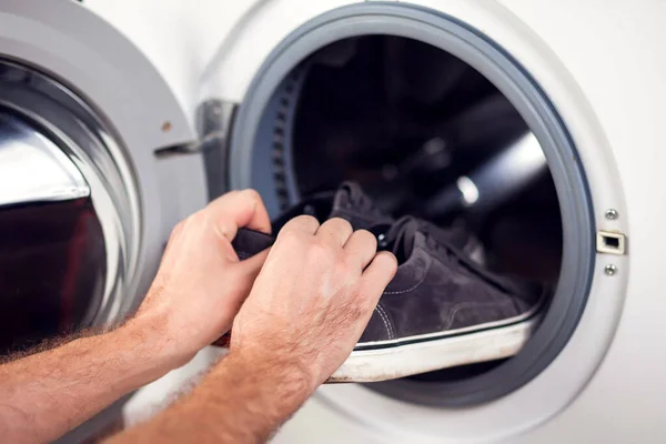 Carregando Bifes Máquina Lavar Roupa Trabalho Doméstico Conceito Lavanderia — Fotografia de Stock