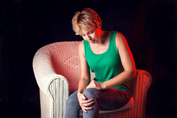 Женщина Чувствует Сильную Боль Колене Перед Черным Фоном Здравоохранение Физическая — стоковое фото