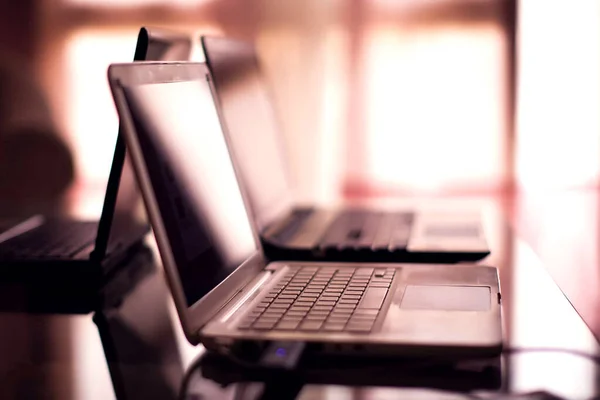 Laptop Atas Meja Orang Orang Konsep Internet Dan Teknologi — Stok Foto