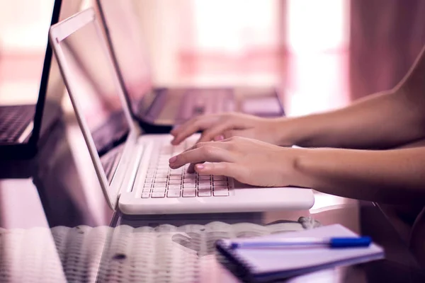 Wanita Bekerja Dengan Laptop Orang Orang Konsep Internet Dan Teknologi — Stok Foto