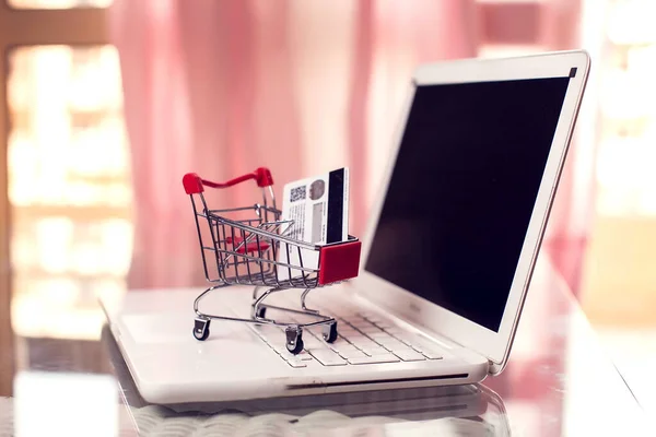 Shopping Trolley Stays Laptop Online Shopping Business Concept — Stock Photo, Image