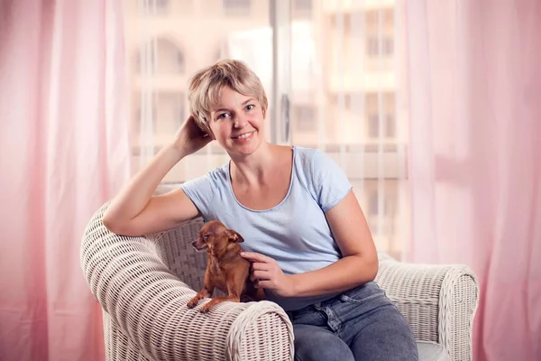 Wanita Berdosa Dengan Mainan Anjing Kecil Terrier Kursi Manusia Dan — Stok Foto