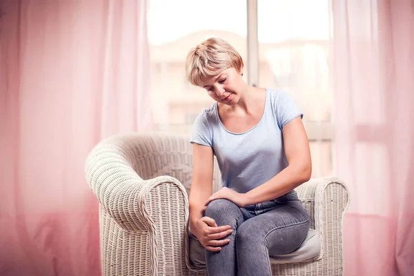 Wanita Merasakan Sakit Lutut Orang Orang Konsep Kesehatan Dan Obat — Stok Foto
