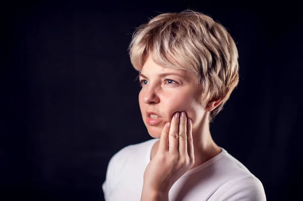 Γυναίκα Νιώθει Πόνο Στα Δόντια Άνθρωποι Υγειονομική Περίθαλψη Και Ιατρική — Φωτογραφία Αρχείου