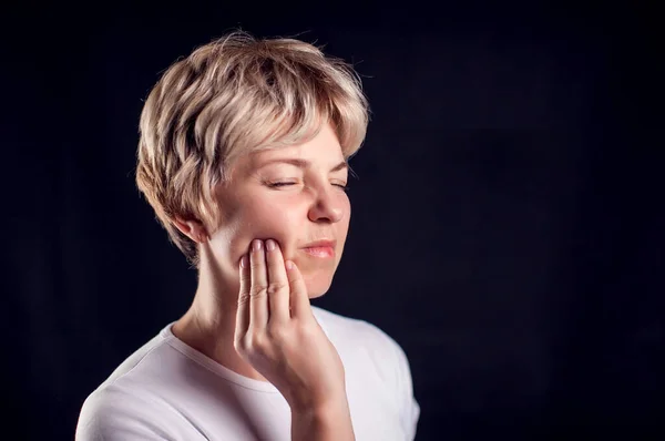 Kvinnan Känner Tandvärk Människor Hälso Och Sjukvård Och Medicin — Stockfoto