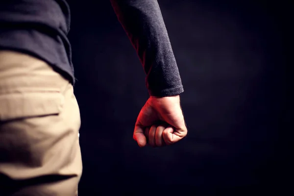 Hombre Muestra Puño Frente Fondo Negro Personas Violencia Familiar Concepto — Foto de Stock