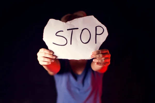 Woman Holds Paper Message Help Her Front Black Background People — Stock Photo, Image