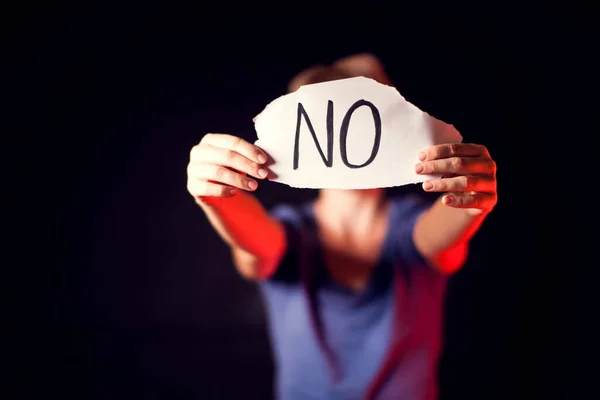 Woman Holds Paper Message Help Her Front Black Background People — Stock Photo, Image