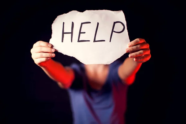 Woman Holds Paper Message Help Her Front Black Background People — Stock Photo, Image