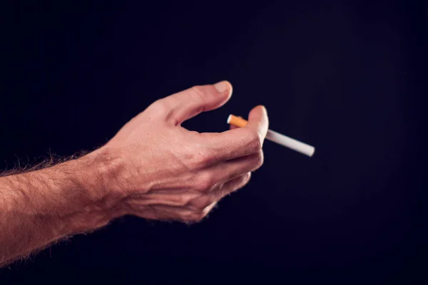 Cigarrillo Mano Sobre Fondo Negro Concepto Adicción Humo — Foto de Stock