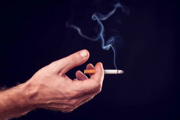 Cigarrillo Mano Sobre Fondo Negro Concepto Adicción Humo — Foto de Stock