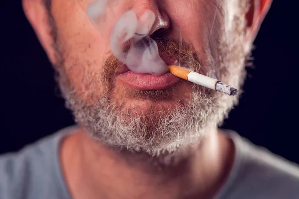 Retrato Del Hombre Fuma Cigarrillos Sobre Fondo Negro Concepto Adicción — Foto de Stock
