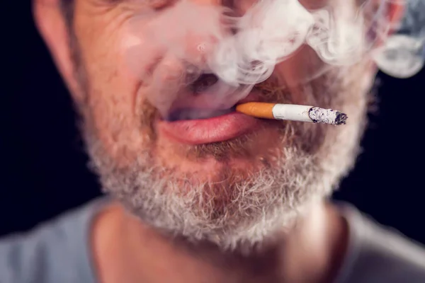 Retrato Del Hombre Fuma Cigarrillos Sobre Fondo Negro Concepto Adicción — Foto de Stock