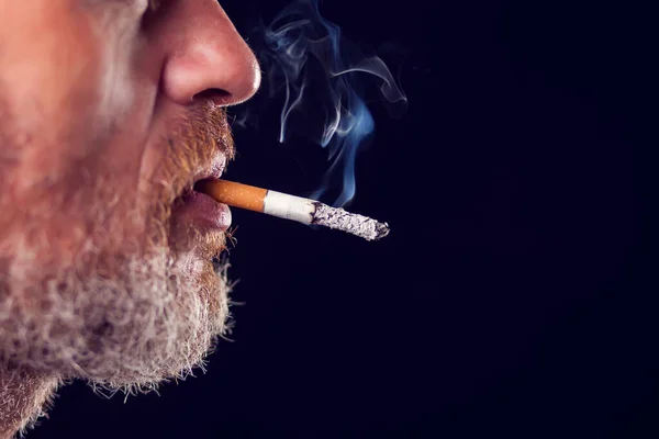 Retrato Del Hombre Fuma Cigarrillos Sobre Fondo Negro Concepto Adicción — Foto de Stock