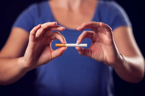 Mujer Con Una Camiseta Azul Sosteniendo Cigarrillo Las Manos Dejar — Foto de Stock