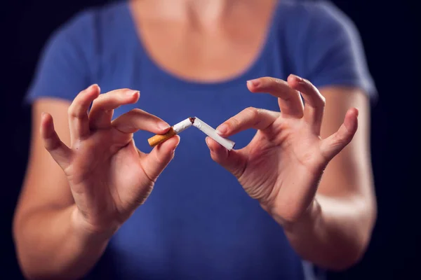 Mujer Con Una Camiseta Azul Sosteniendo Cigarrillo Roto Las Manos — Foto de Stock