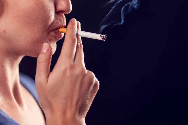 Kobieta Pali Papierosa Czarnym Tle Koncepcja Uzależnienia Tytoniu — Zdjęcie stockowe