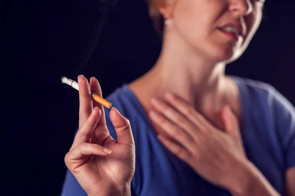 Mujer Fuma Cigarrillo Tiene Pulmones Dolor Corazón Fondo Negro Concepto — Foto de Stock