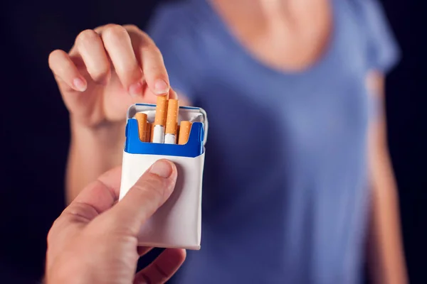 Mujer Toma Cigarrillo Sobre Fondo Negro Concepto Adicción Tabaco — Foto de Stock