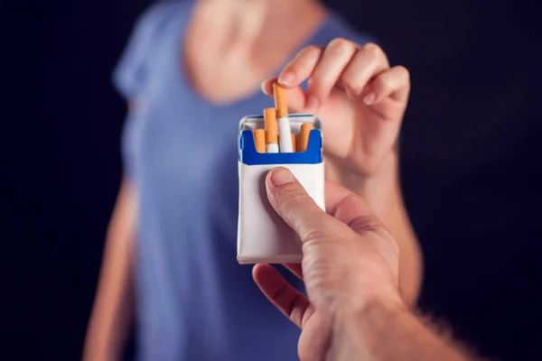 Mujer Toma Cigarrillo Sobre Fondo Negro Concepto Adicción Tabaco — Foto de Stock
