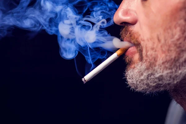 Portret Mężczyzny Pali Papierosa Czarnym Tle Koncepcja Uzależnienia Tytoniu — Zdjęcie stockowe