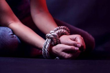 Elleri bağlı bir kadın. Kadın şiddeti kavramı