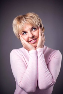 Kısa sarı saçlı bir kadın bir şeyin hayalini kuruyor. İnsanlar ve duygular