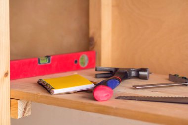 Ahşap rafta tamir için farklı aletler var.