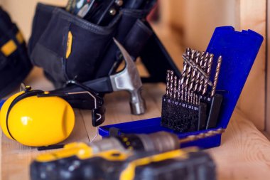 Ahşap rafta tamir için farklı aletler var.