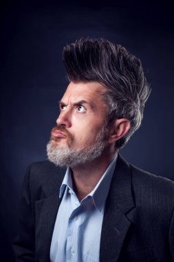 Iroquois takım elbiseli komik sakallı bir adamın portresi.