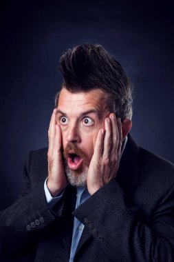 Iroquois takım elbiseli komik, şok olmuş sakallı bir adamın portresi. İnsanlar ve duygular